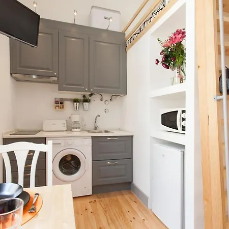 アパート Located *