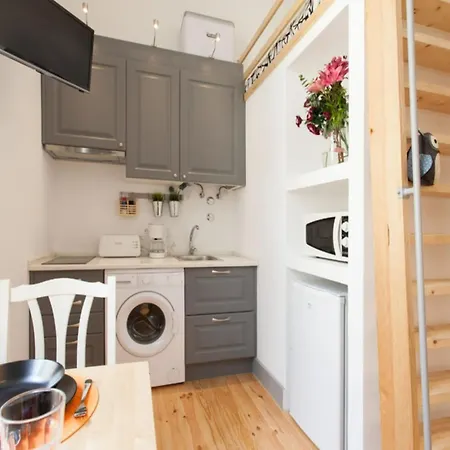 アパート Located *